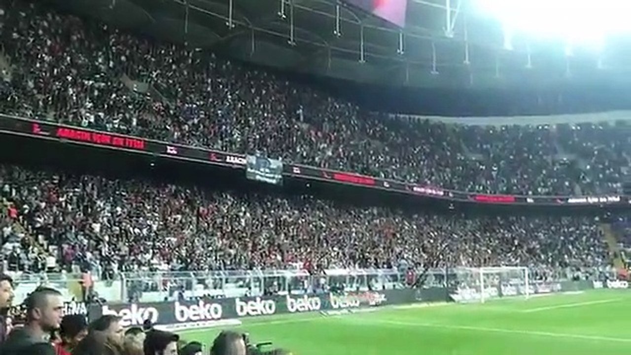 Bu sene şampiyon görelim sizi - Ölmeden mezara koymayın bizi - Korkutmaz bizleri musalla taşı - Ölümüne seviyoruz biz BEŞİKTAŞI