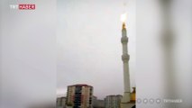 Minareye yıldırımın düşme anı kamerada