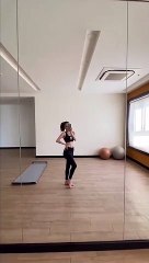 NHÃ PHƯƠNG KHOE EO