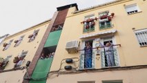 En Espagne, les habitants de Malaga célèbrent la Semaine Sainte... depuis leurs balcons