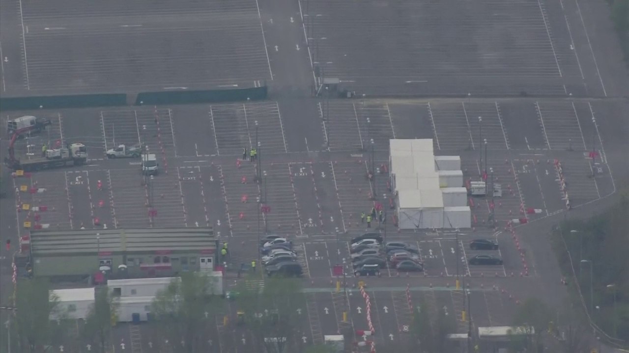 Londres: Les images aériennes du "drive test" de dépistage du coronavirus à l'aéroport de Gatwick