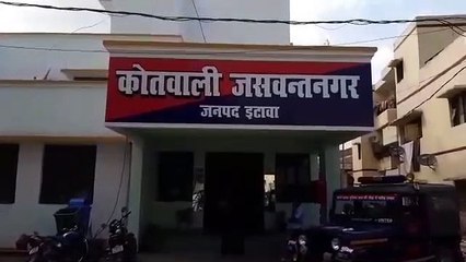 इटावा: पुलिस ने 51 अवैध क्वार्टर के साथ दो आरोपियों को किया गिरफ्तार