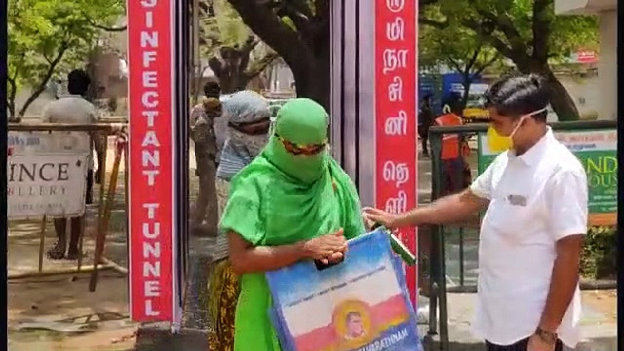 கரோனா வைரஸ் தடுக்கும் நடவடிக்கையாக  தாம்பரத்தில் உள்ள தற்காலிக காய்கறி மார்க்கெட்டில் கூட்ட நெரிசல் அதிகரிப்பதால் அதிமுக காஞ்சி கிழக்கு மாவட்ட செயலாளர்  சிட்லபாக்கம் ராஜேந்திரன் சொந்த செலவில் கிருமி நாசினி சுரங்கம் அமைக்கப்பட்டது.  அதை தெற்கு மண்டல காவல்த