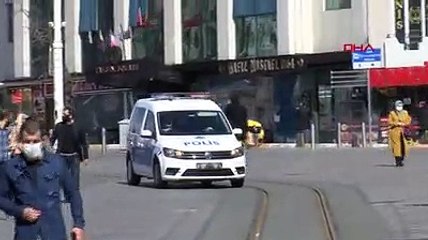 Beyoğlu'nda buluşarak, tokalaşan 3 gence 'sosyal mesafe kuralına' uymadıkları gerekçesiyle para cezası kesildi