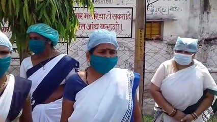 जिला अस्पताल के सफाई  कर्मियों ने खोला मोर्चा