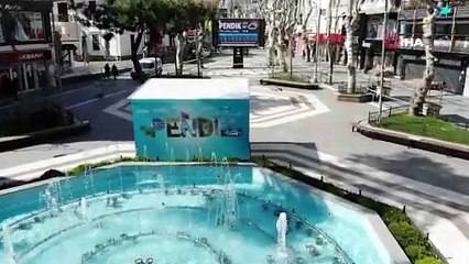 Koronavirüs tedbirleri kapsamında şerit çekilerek kapatılan Pendik Meydanı havadan görüntülendi