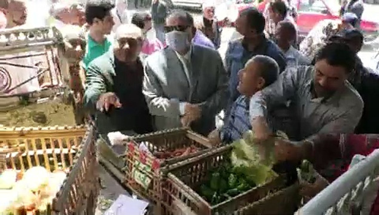 منافذ متنقلة لبيع السلع بأسعار مخفضة فى مبادرة أسيوط "خير مزارعنا لأهالينا"