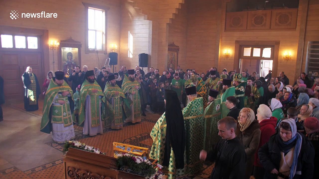 Worshippers risk infection at church despite coronavirus fears in Belarus