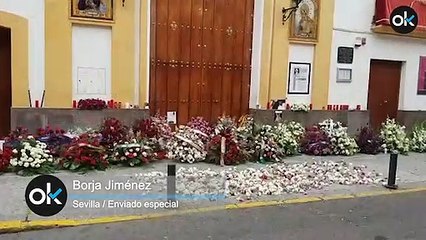 Los sevillanos depositan flores en la Capilla de la Esperanza