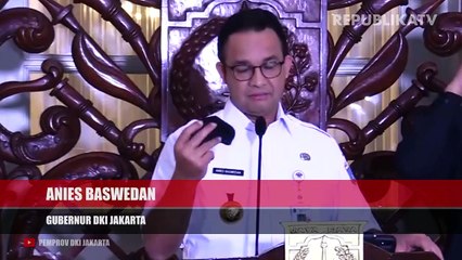 Warga melakukan proses pembuatan masker.