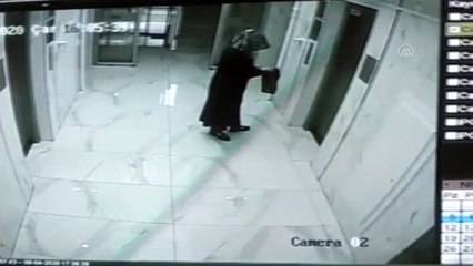 Apartmanın merdiven korkuluklarına sıvı süren kadın polisi harekete geçirdi