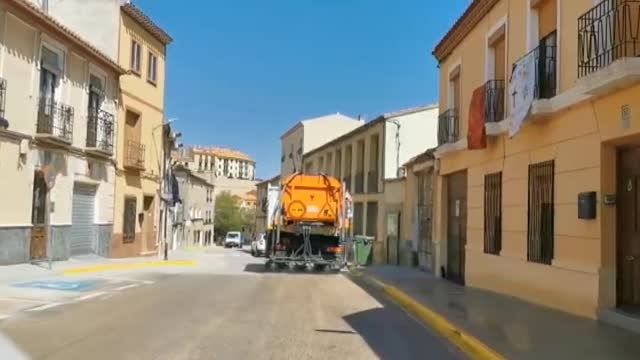 Los camiones de conservación de carreteras se convierten en vehículos desinfectantes