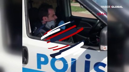 Polisin 'evde kal' şarkısı gülümsetti