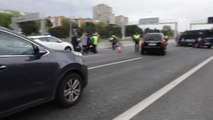 Almeida supervisa un control de tráfico de la Policía Municipal de Madrid en la A-3