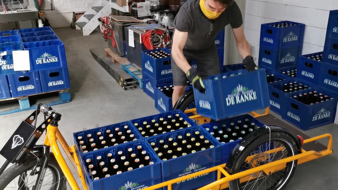 Chargement des bières sur la remorque par le livreur de chez De Ranke