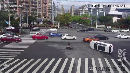 Chinese motorist rescued from tipped over car by passersby