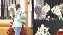 Flores y velas frente a la Basílica de la Macarena para homenajear una 'Madrugá' que no se celebrará