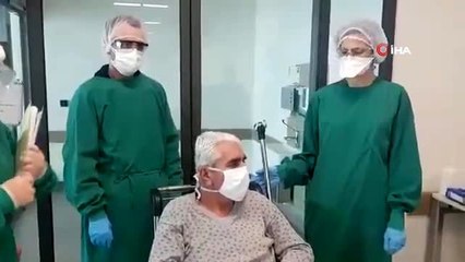 Yoğun bakımdaydı, virüsü yendi alkışlarla taburcu oldu