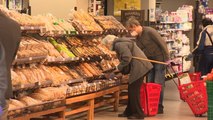 Los supermercados en Madrid muestran normalidad y menos afluencia