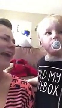 Sa maman fait semblant de pleurer, la réaction de ce bébé est adorable