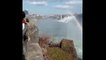 Un magnifique arc-en-ciel apparait au dessus des chutes du Niagara