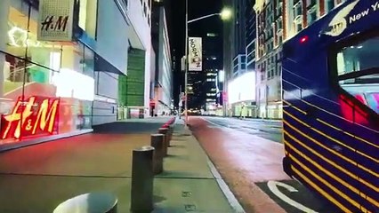 Ce rider traverse Times Square en skate... New york complètement déserte