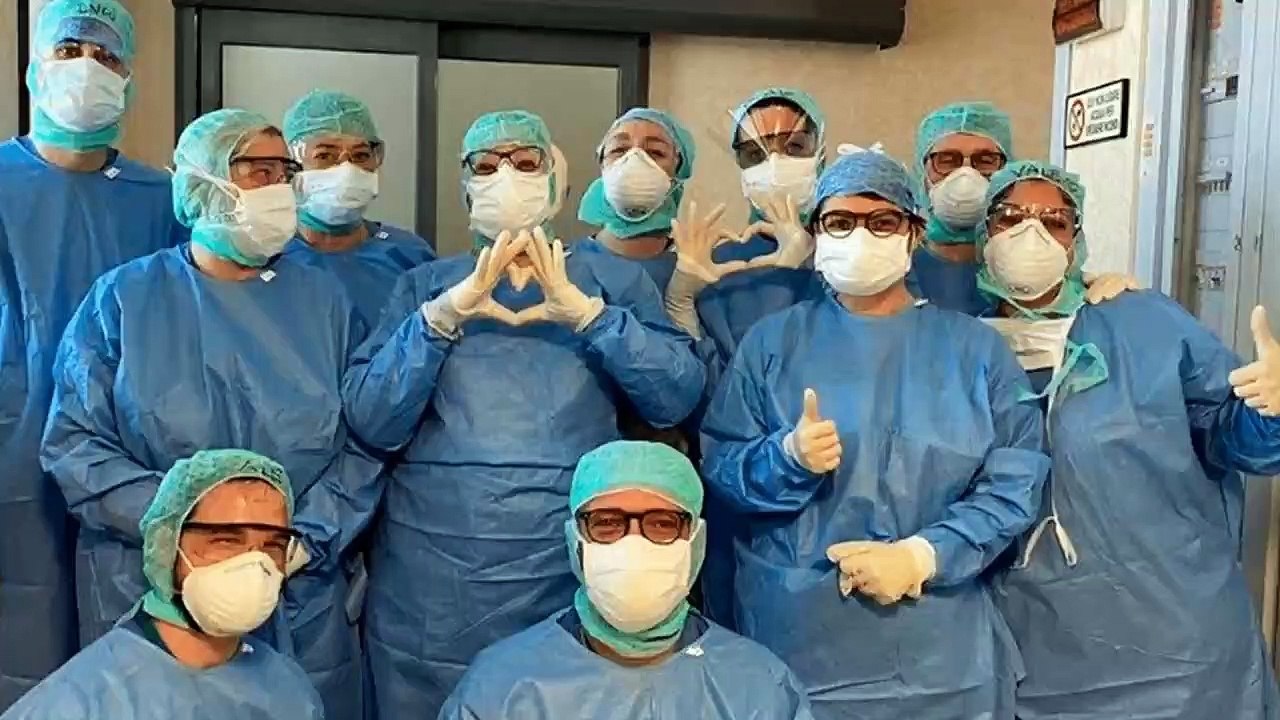 Después del escándalo de los carteles contra el personal que trabaja en salud, ahore les rinden homenaje con carteles que dicen: "Aquí vive un héroe"