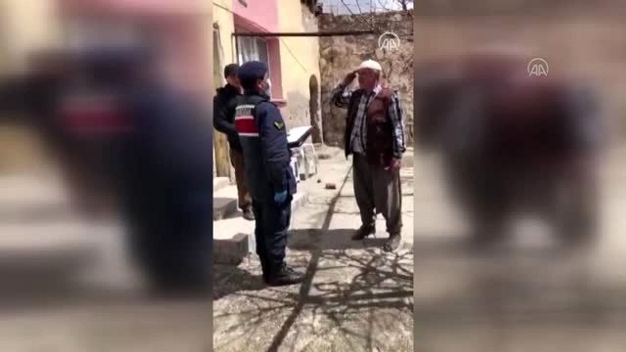 Koronavirüs nedeniyle maaşını evine getiren jandarmayı selam ve tekmil ile karşıladı