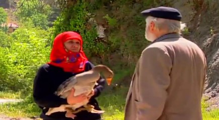 Yaşlı Amca Kaz İle Koyunu Takas Ediyor | Bir Sepet Elma