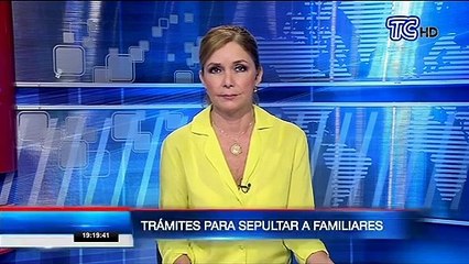 Personas realizan trámites para sepultar a familiares en cementerios de Guayaquil