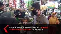 Cegah Corona, Polisi Bagi Masker Gratis di Pasar