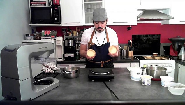 Tarte au citron vert, poivre de Timut et zeste de citron vert sur un fond sablé au zeste de citron vert