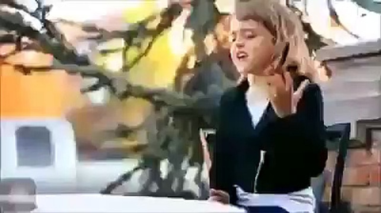 Cute Girl Singing 6 Year Age