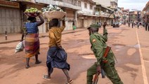 Afrika'da koronavirüs salgını önlemlerini uygulamak için yetkililer 'şiddete başvuruyor':...