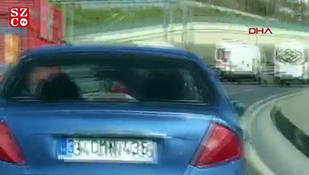 Bakırköy E-5'te makas atan otomobil kamerada