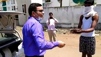 लोगों पर संकट आते ही पहुंच जाते है मदद करने