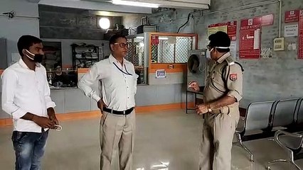 सुल्तानपुर: CO ने बिना मास्क लगाए ड्यूटी कर रहे बैंक कर्मियों को दी चेतावनी
