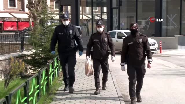 Yardıma gelen polis ve bekçileri kapıda 'Fetih Suresi' ile karşılıyor