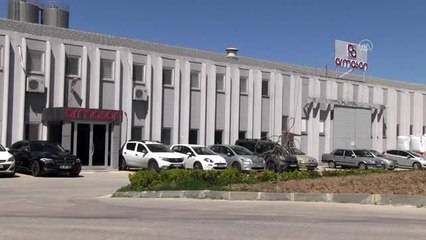 Sağlık çalışanları için nefes alıp verirken "buğu" yapmayan siperlik üretiyorlar