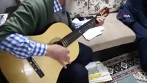 Bir dönem Barış Manço'yla da çalışan 73 yaşındaki gitaristin 'Evde Kal Türkiye' şarkısı sosyal medyada gündem oldu