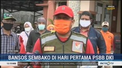 Dinsos DKI Bagikan Sembako ke Warga Cililitan