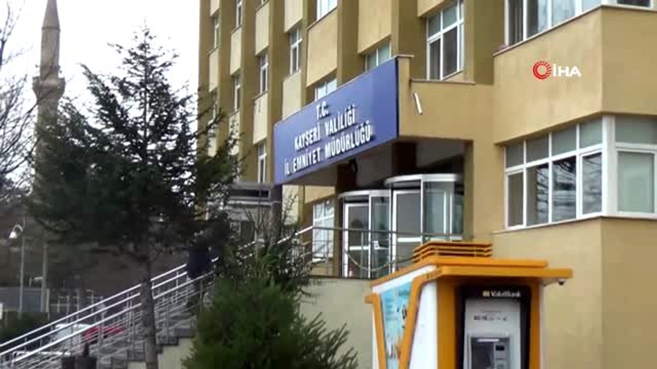 Elindeki sıvıyı asansör ve kapılara süren kadın...