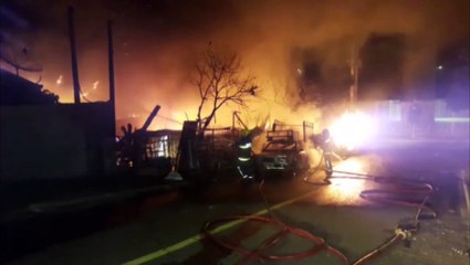 Incêndio de grandes proporções atinge residência e quatro automóveis no Parque dos Ipês