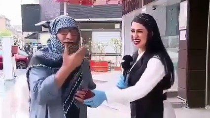 خفة دم مسن عراقي تُصيب مذيعة بنوبة من الضحك..  ماذا قال لها؟