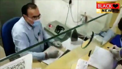 Bank Cashier Viral video | बैंक कैशियर वायरल वीडियो