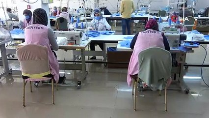 Tekstil fabrikası günlük 15 bin maske dikiyor