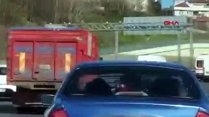 Bakırköy D-100’de makas atan otomobil kamerada