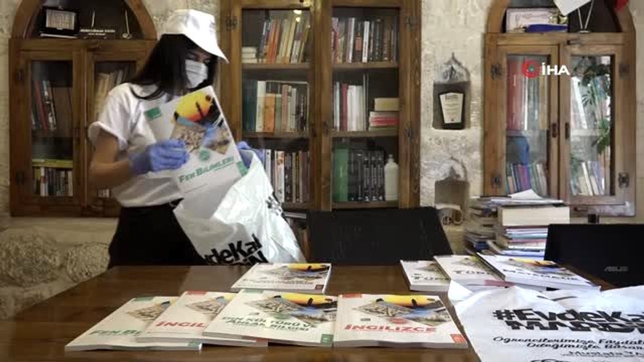 Mardin'de evinde sınavlara hazırlanan öğrencilere ücretsiz kitap desteği