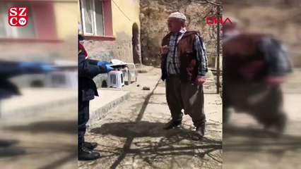 Download Video: Emekli maaşını getiren jandarmaya, jandarma marşını okuyarak asker selamı verdi