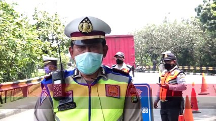Petugas mengecek suhu tubuh calon penumpang KRL di Stasiun Manggarai, Jakarta.